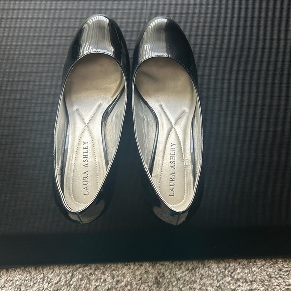 Laura Ashley Black Patent Pumps Size 7.5M Business Casual Office Formal Event - Picture 4 of 5